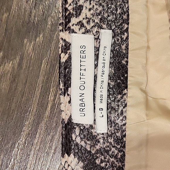 ❤️ NWOT! URBAN OUTFITTERS VEGAN SNAKESKIN LEATHER MINI SKIRT, LARGE - Picture 3 of 5